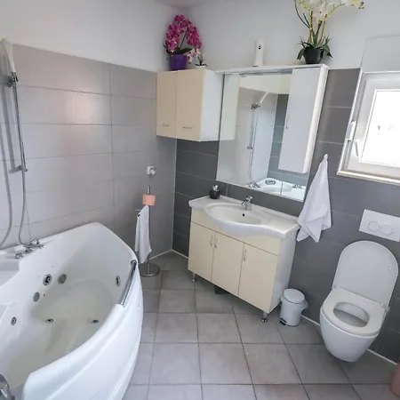 Family Friendly House With A Swimming Pool Kastel Stafilic, Kastela - 20244 بيت للعطل